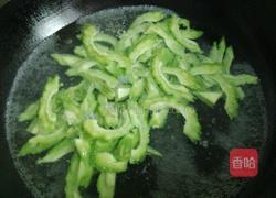 虾仁肉末炒苦瓜的做法图解2