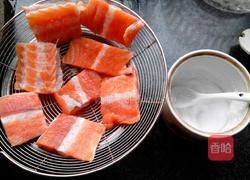 香煎三文鱼骨的做法图解1