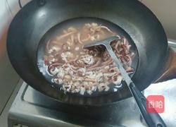 鱿鱼爆炒韭菜的做法图解3