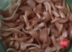 平菇烧蛋的做法图解1