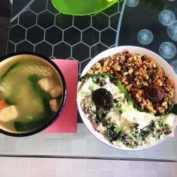 鸳鸯面片配鱿鱼汤的做法[图]