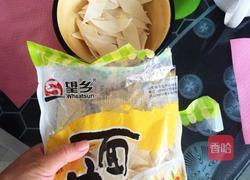 鸳鸯面片配鱿鱼汤的做法图解1