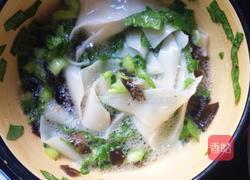 鸳鸯面片配鱿鱼汤的做法图解5