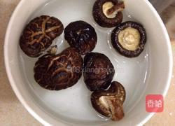 香菇炆鸡肉的做法图解2