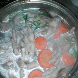 鸡脚莲藕菌菇汤的做法[图]