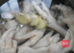 鸡脚莲藕菌菇汤的做法图解3