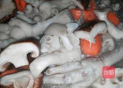 鸡脚莲藕菌菇汤的做法图解5