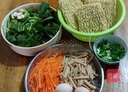 鸡肉火腿肠炒面的做法图解1