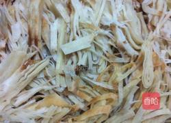 圆白菜炒饼的做法图解1