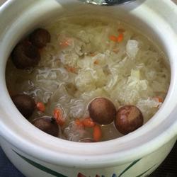 虞氏桂圆莲子银耳汤的做法[图]