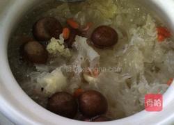 虞氏桂圆莲子银耳汤的做法图解1