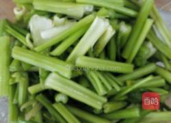 辣炒芹菜的做法图解1