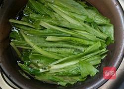 豆豉鲮鱼炒油麦菜的做法图解1