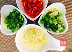 凉拌酸辣木耳的做法图解2