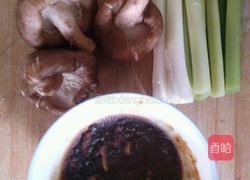 蒜苗香菇肉酱面的做法图解1