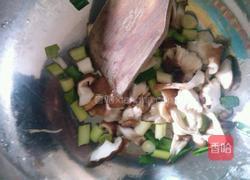 蒜苗香菇肉酱面的做法图解2