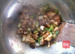 蒜苗香菇肉酱面的做法图解3
