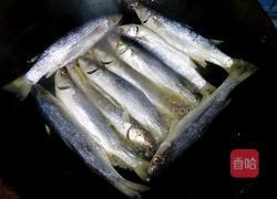 黄豆瓣焖鱼的做法图解1