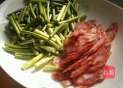 蒜苔炒腊肠的做法图解1