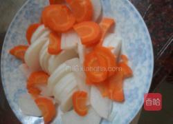 红白萝卜炒五花肉的做法图解1