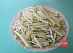 肉丝炒蒜黄的做法图解1