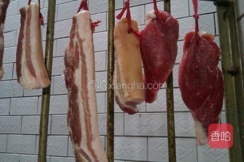 抹了盐的肉挂在阳台上，让水分沥干。