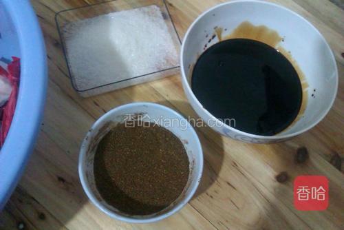 把花椒粉和五香粉混在一起，所需白糖和老抽也备好。