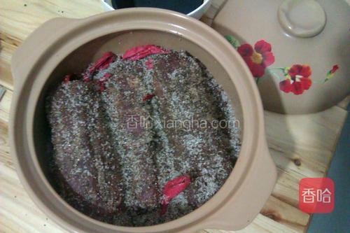 先把花椒和五香粉抹在肉上，再抹上白糖，然后装入罐子。