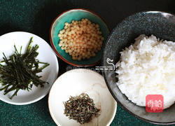 飞鱼籽茶泡饭的做法图解1