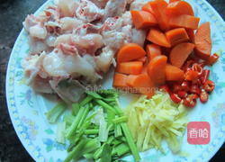 红萝卜炒鸡丁的做法图解1