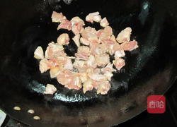 红萝卜炒鸡丁的做法图解2