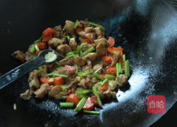 红萝卜炒鸡丁的做法图解9