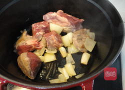 孜然豌豆羊肉煲的做法图解2