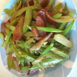 红肠炒芹菜的做法[图]