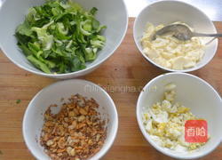 咸蛋果仁粥的做法图解2