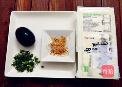 皮蛋豆腐的做法图解1