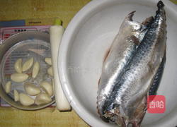 蒜蓉辣酱炖青鱼的做法图解1