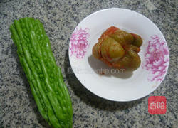 榨菜炒苦瓜的做法图解1