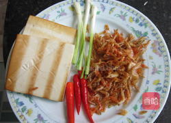 尖椒米虾豆腐丁的做法图解1