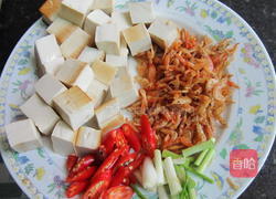 尖椒米虾豆腐丁的做法图解2