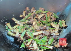 辣椒炒卤肉卤香干的做法图解6