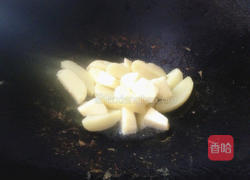 金枪鱼炒马铃薯的做法图解3
