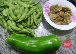 青椒榨菜炒毛豆的做法图解1