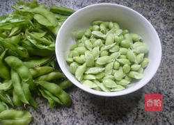 青椒榨菜炒毛豆的做法图解2