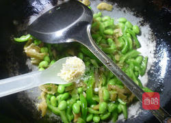 青椒榨菜炒毛豆的做法图解10