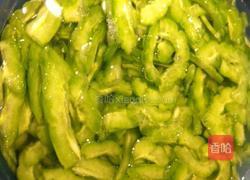 豆豉苦瓜炒香干的做法图解1