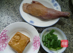 香干炒腊鸡腿的做法图解1