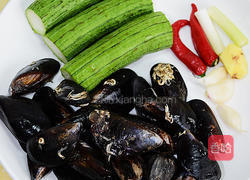 贻贝炒丝瓜的做法图解1