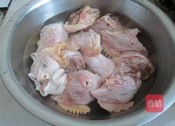 香辣酱鸡头的做法图解1