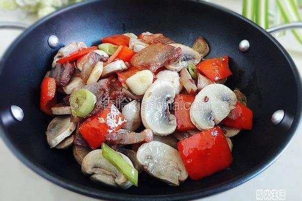 腊肉炒口蘑